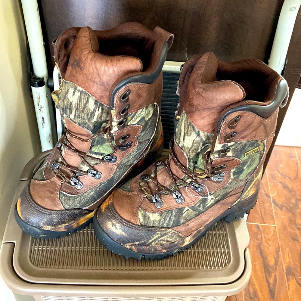 Women’s Cabela’s Inferno Camo hunting boots 2000gr in size 9 D